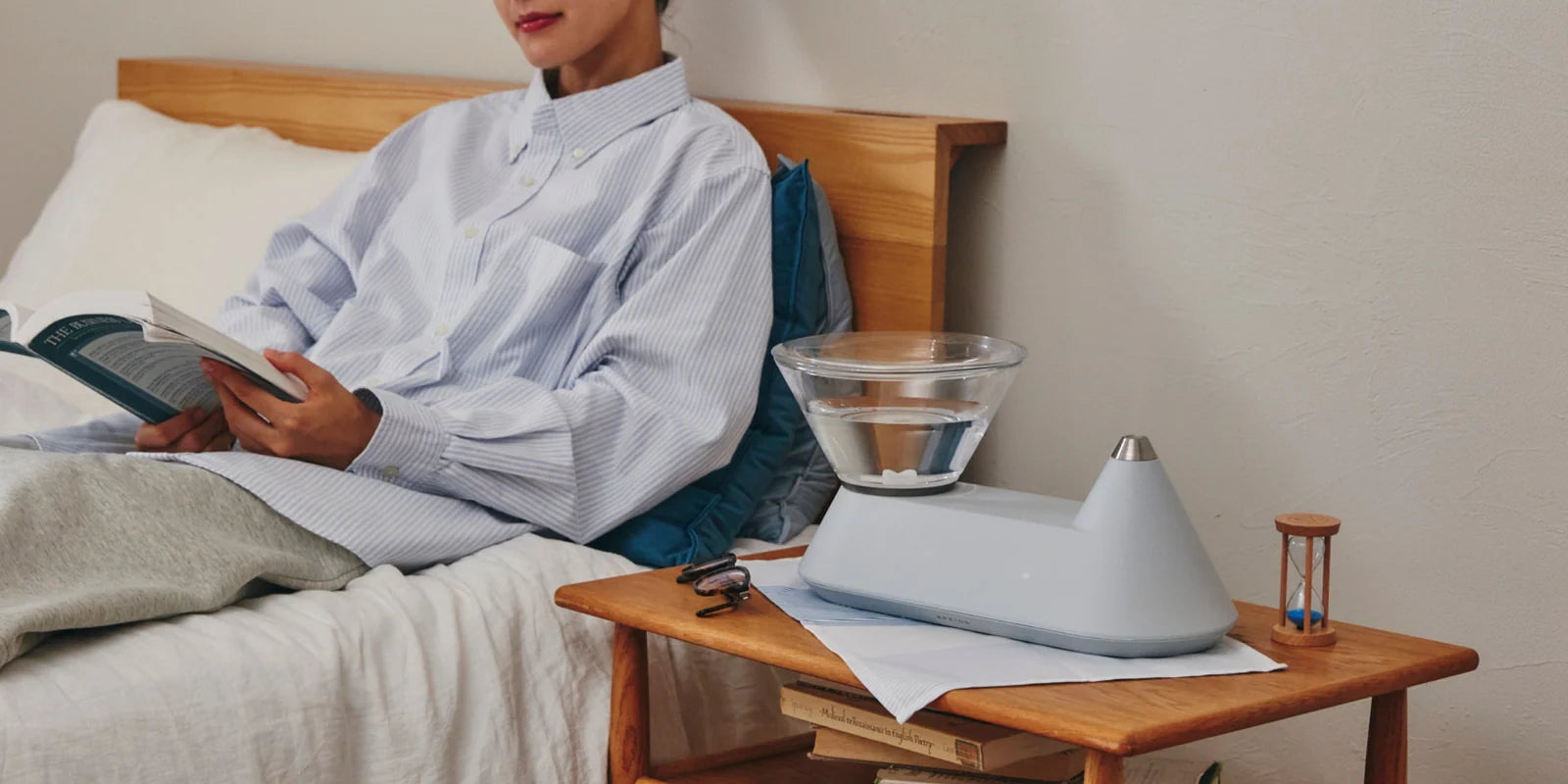 A comfortable reading space with the Japan collection Heal humidifier