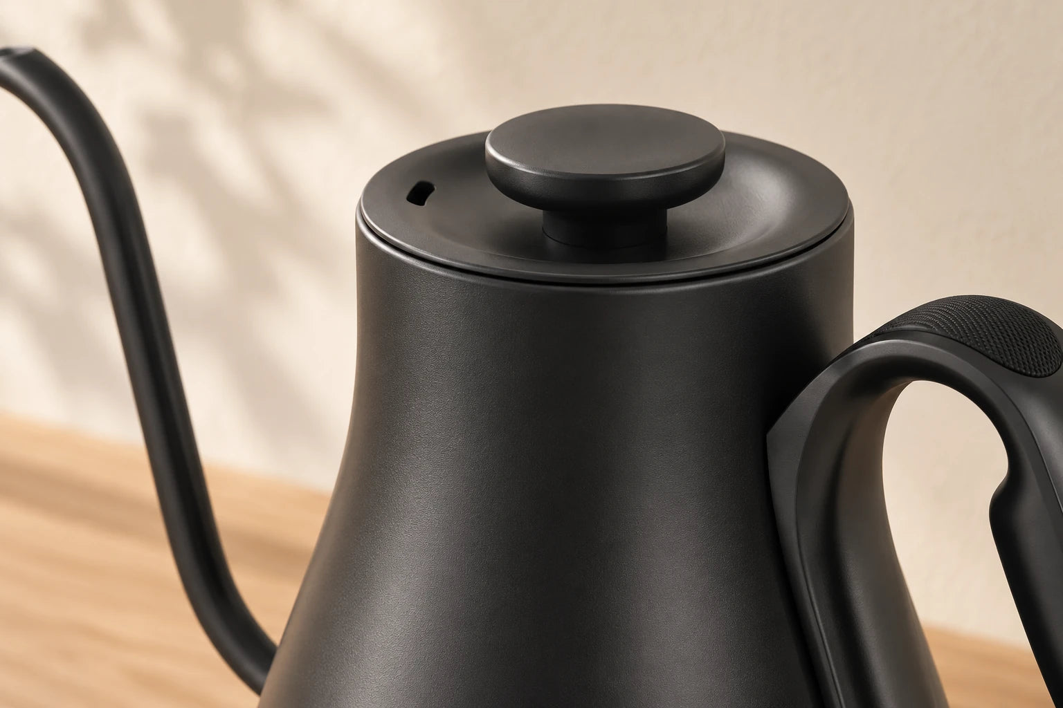 The kettle lid and matte finish in close detail