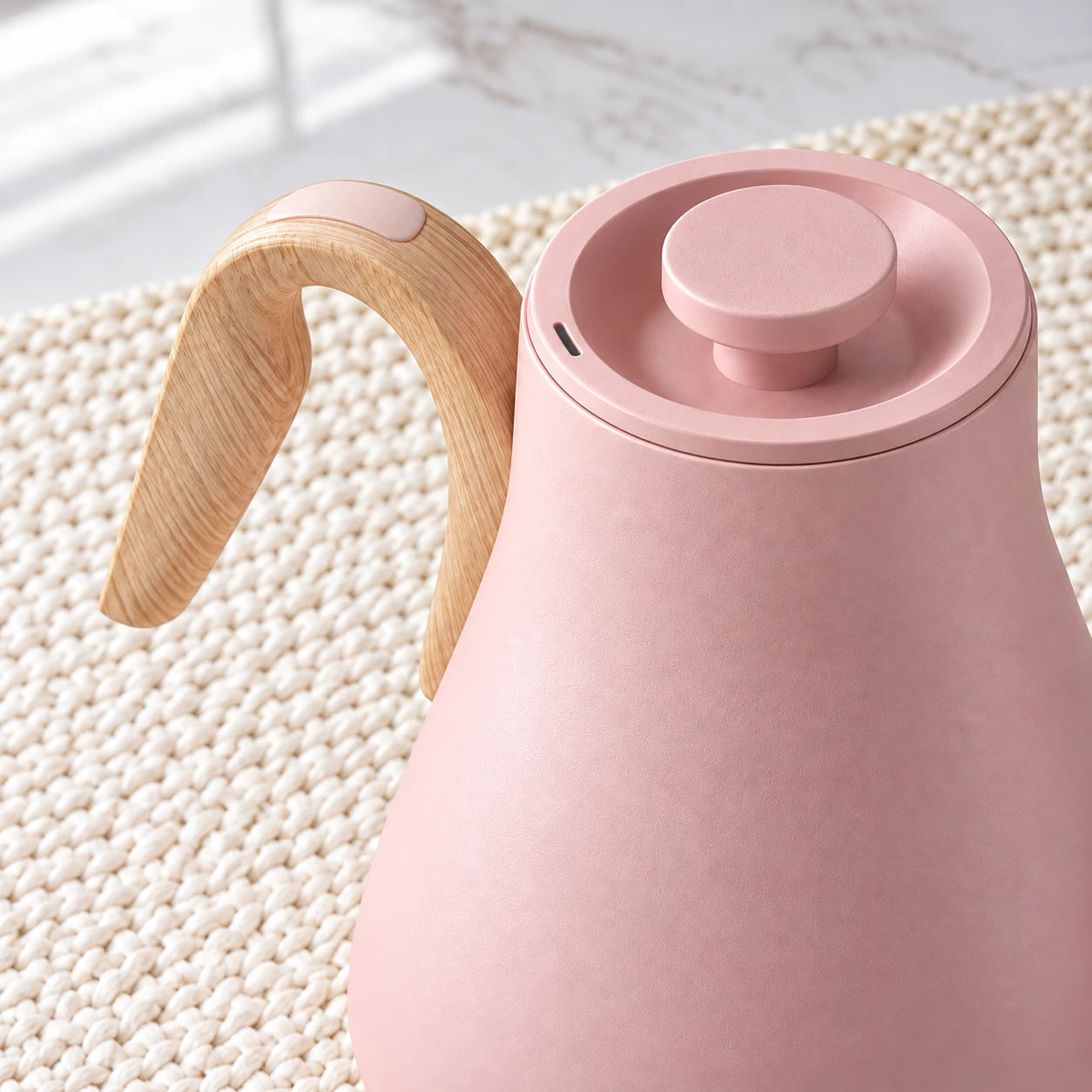 The closed lid and matte Pink finish of the EPEIOS kettle